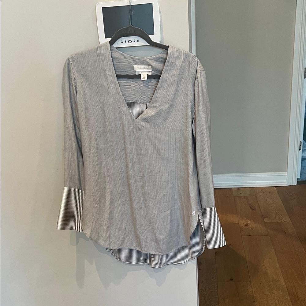 Treasure & Bond Light Gray V-Neck Blouse